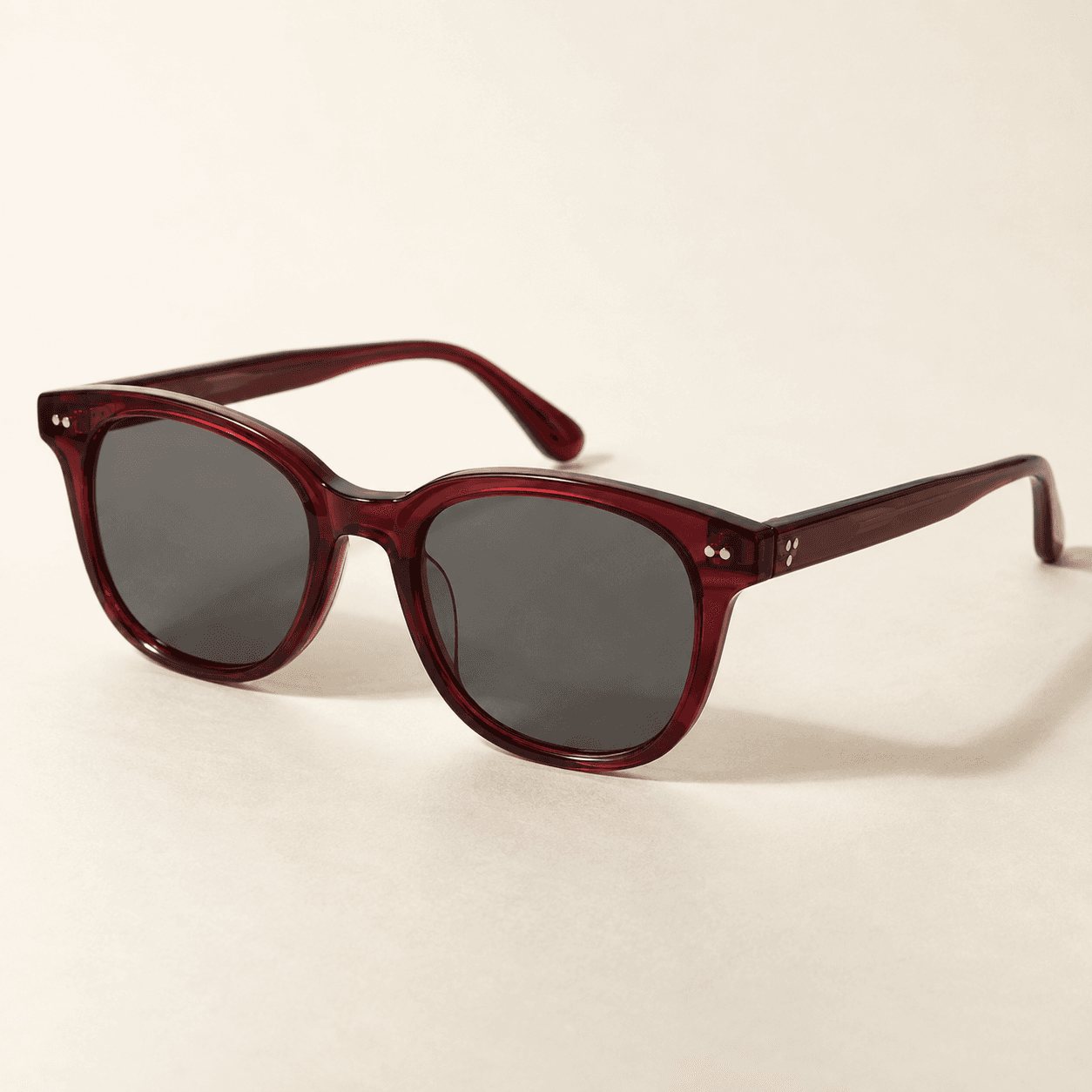 Lentes de sol burdeos con cristales oscuros
